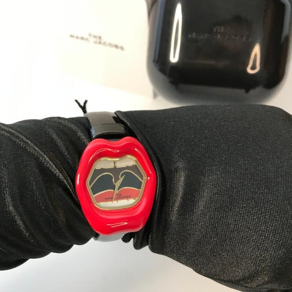 💯 Original Marc Jacobs The Lip Quartz Black Dial Ladies Watch MJ0120190889. - Picture 2 of 11